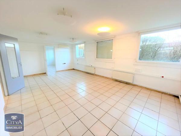 Local professionnel à louer 377m²