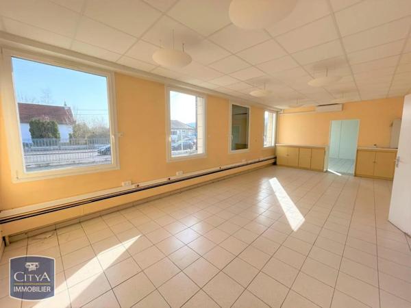 Local professionnel à louer 377m²