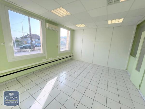 Local professionnel à louer 377m²