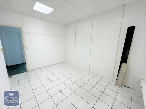 Local professionnel à louer 377m²