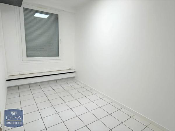 Local professionnel à louer 377m²