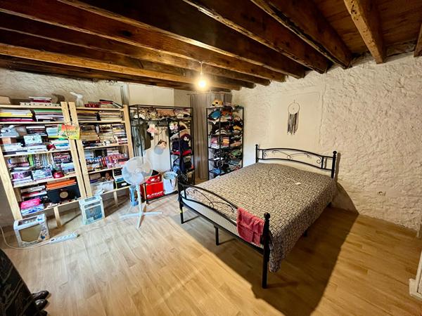 Maison de village 113 m² avec cour espace de stockage toit terrasse et combles à vendre Trèbes