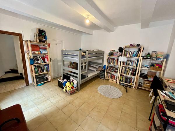 Maison de village 113 m² avec cour espace de stockage toit terrasse et combles à vendre Trèbes