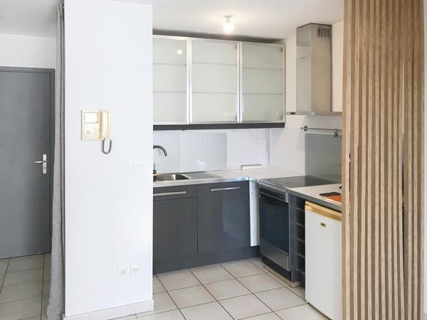 T2 TRÈS BON ÉTAT ÉTAGE ÉLEVÉ BALCON