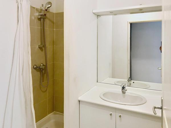 T2 TRÈS BON ÉTAT ÉTAGE ÉLEVÉ BALCON