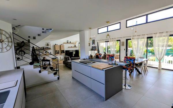 Maison à vendre    4 pièces • 218 m2 Saint-Aunès