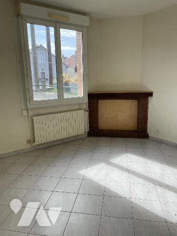 Maison de ville, 2 chambres, bureau, garage, jardin.