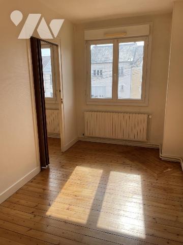 Maison de ville, 2 chambres, bureau, garage, jardin.