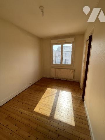 Maison de ville, 2 chambres, bureau, garage, jardin.