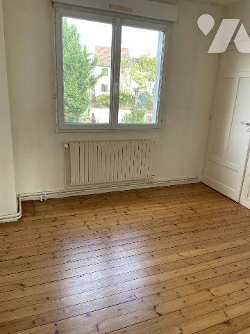 Maison de ville, 2 chambres, bureau, garage, jardin.