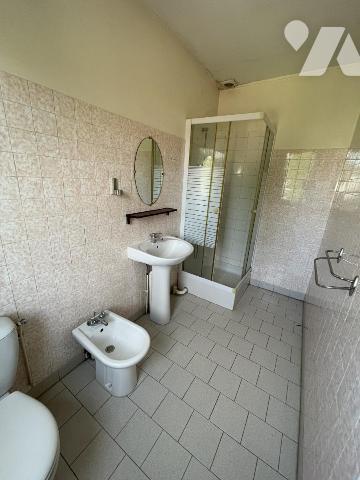 Maison de ville, 2 chambres, bureau, garage, jardin.