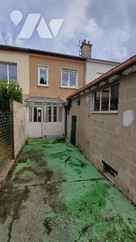 Maison de ville, 2 chambres, bureau, garage, jardin.