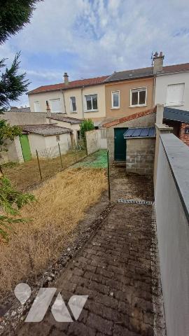 Maison de ville, 2 chambres, bureau, garage, jardin.