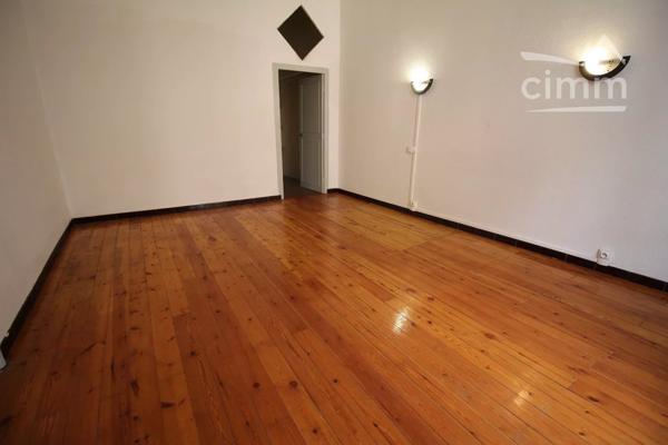 A vendre logements, local commercial, grand garage et une cour.