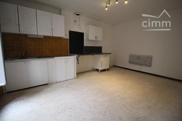 A vendre logements, local commercial, grand garage et une cour.