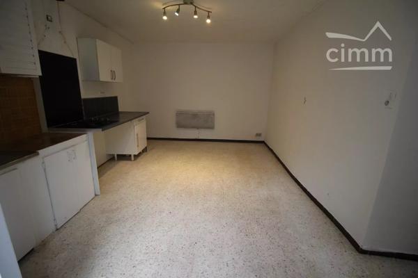 A vendre logements, local commercial, grand garage et une cour.