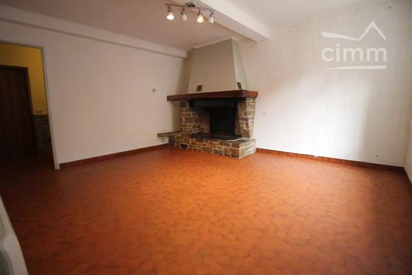 A vendre logements, local commercial, grand garage et une cour.