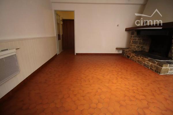 A vendre logements, local commercial, grand garage et une cour.