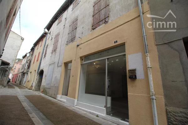 A vendre logements, local commercial, grand garage et une cour.