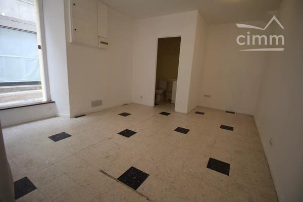 A vendre logements, local commercial, grand garage et une cour.