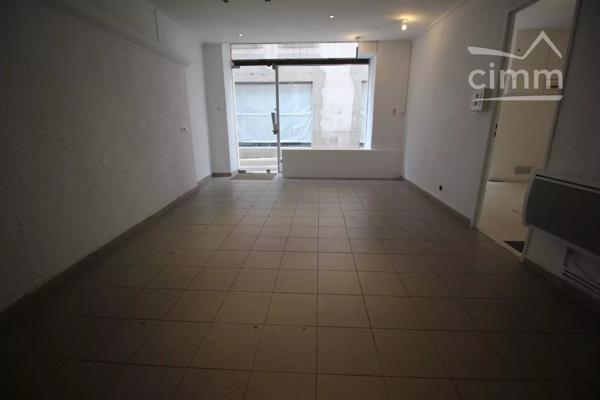 A vendre logements, local commercial, grand garage et une cour.
