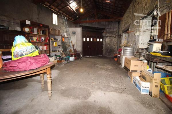 A vendre logements, local commercial, grand garage et une cour.