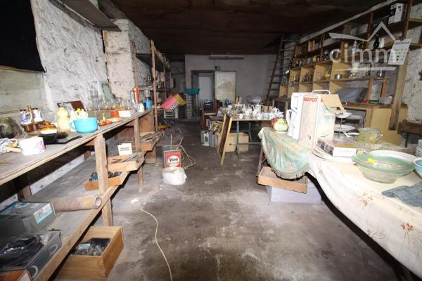 A vendre logements, local commercial, grand garage et une cour.
