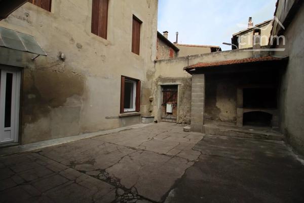 A vendre logements, local commercial, grand garage et une cour.