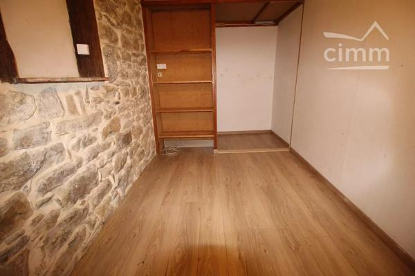 A vendre logements, local commercial, grand garage et une cour.