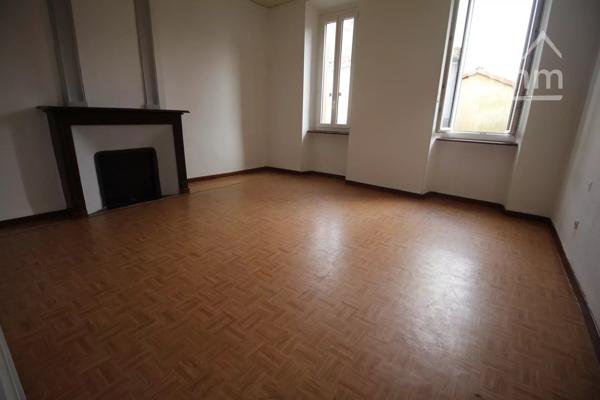 A vendre logements, local commercial, grand garage et une cour.