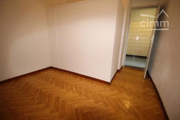 A vendre logements, local commercial, grand garage et une cour.