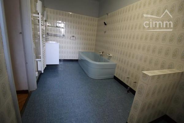 A vendre logements, local commercial, grand garage et une cour.