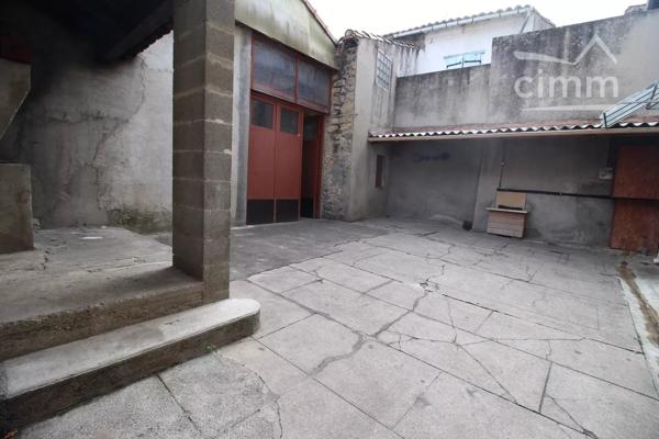 A vendre logements, local commercial, grand garage et une cour.