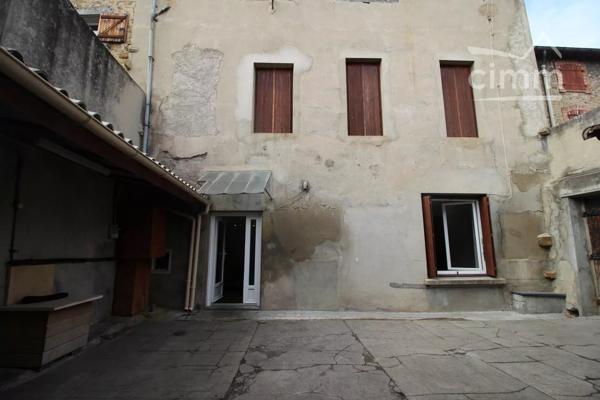 A vendre logements, local commercial, grand garage et une cour.