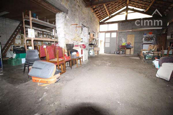 A vendre logements, local commercial, grand garage et une cour.