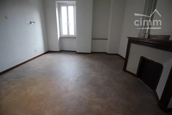 A vendre logements, local commercial, grand garage et une cour.
