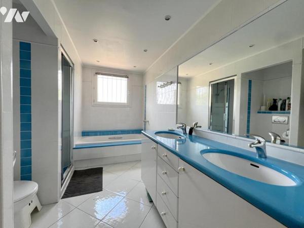 ANTIBES Quartier PEYREGOUE - Parc des Oliviers. Villa 6 pièces avec piscine, T2 indépendant, pkings.
