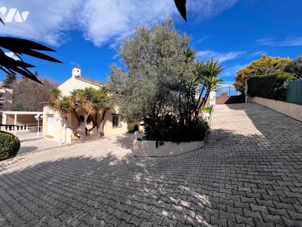 ANTIBES Quartier PEYREGOUE - Parc des Oliviers. Villa 6 pièces avec piscine, T2 indépendant, pkings.
