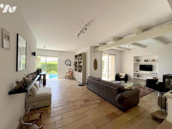 ANTIBES Quartier PEYREGOUE - Parc des Oliviers. Villa 6 pièces avec piscine, T2 indépendant, pkings.