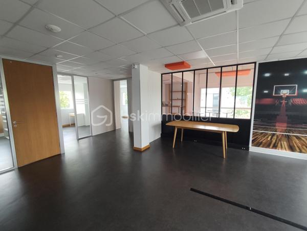 Un beau volume pour installer durablement votre entreprise.

Situé au cœur du Parc de Brocéliande à Saint-Grégoire, ce plateau d'environ 120 m² offre un espace professionnel particulièrement intéressant pour une entreprise à la recherche de locaux.

Grâce à sa superficie, différentes configurations peuvent être envisagées : plusieurs bureaux, espace open-space, salle de réunion, espace d'accueil ou combinaison de plusieurs espaces de travail.

Les atouts :
- Environnement très calme
- Lumineux
- Point d'eau 
- Belle surface pour une entreprise ou une équipe
- Secteur professionnel recherché
- Accès rapide à Rennes et à la rocade
- 5 places de parking
- Potentiel d'aménagement selon votre activité

Une opportunité à étudier pour une PME, société de services, cabinet, profession libérale ou entreprise souhaitant devenir propriétaire de ses locaux.

Estimation des coûts annuels entre 994 € et 1 354 € pour 120 M2

📞 Contactez-moi pour obtenir davantage d'informations ou organiser une visite.