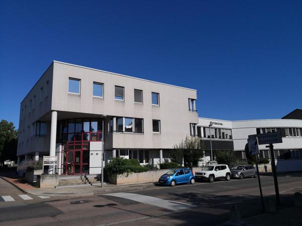 À LOUER : Bâtiments de bureaux au 2ème étage en centre-ville de Roanne