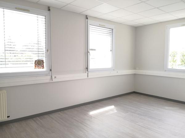 À LOUER : Bâtiments de bureaux au 2ème étage en centre-ville de Roanne