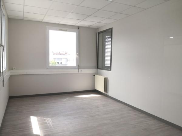 À LOUER : Bâtiments de bureaux au 2ème étage en centre-ville de Roanne