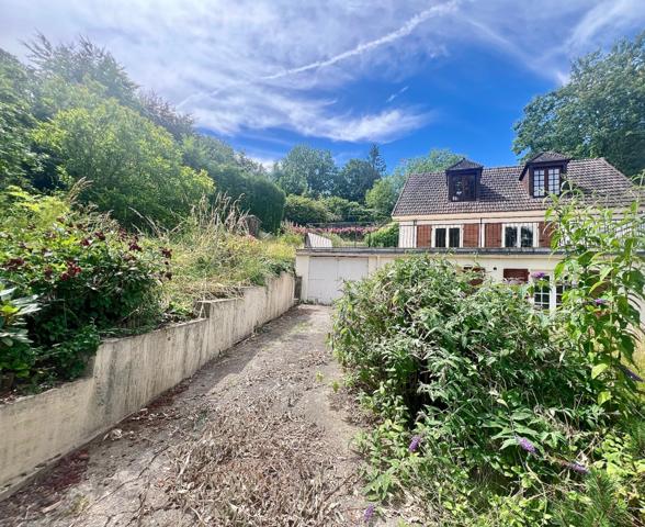 Maison familiale AVEC STATIONNEMENTS dans quartier recherché de PONTOISE