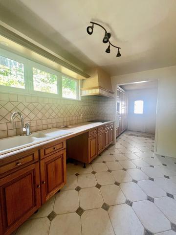 Maison familiale AVEC STATIONNEMENTS dans quartier recherché de PONTOISE