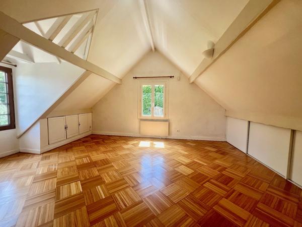 Maison familiale AVEC STATIONNEMENTS dans quartier recherché de PONTOISE