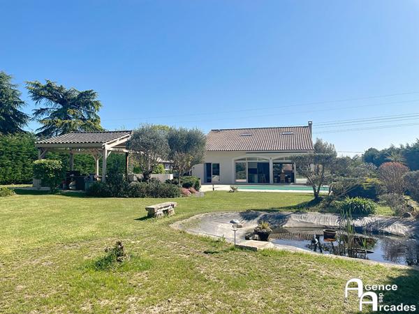 PROPRIETE avec Grande MAISON sur terrain paysagé Carbon-Blanc (33560)