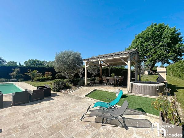 PROPRIETE avec Grande MAISON sur terrain paysagé Carbon-Blanc (33560)