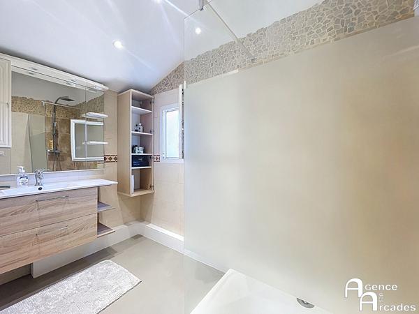 PROPRIETE avec Grande MAISON sur terrain paysagé Carbon-Blanc (33560)