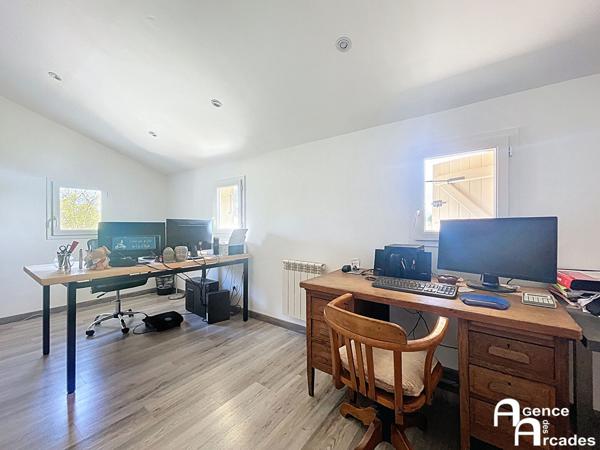 PROPRIETE avec Grande MAISON sur terrain paysagé Carbon-Blanc (33560)